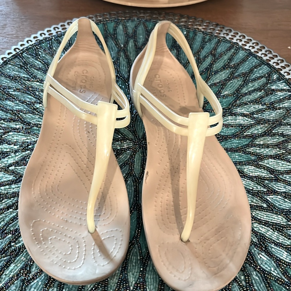 CROCS Isabella T-Strap Gold Flip Flops Sandals Women’s Size 7 Slip-On Shoes